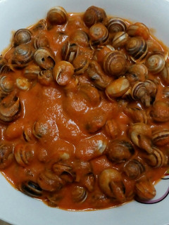 Una foto de Caracoles en salsa de tomate y almendra