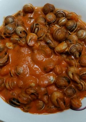Una foto de Caracoles en salsa de tomate y almendra