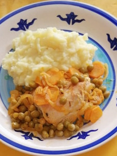 Una foto de Pollo arvejado picante con Puré