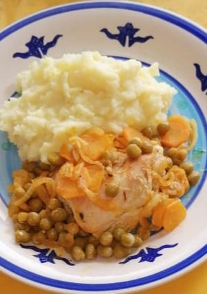 Una foto de Pollo arvejado picante con Puré