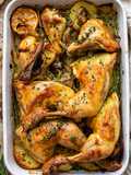 Pollo al horno jugoso con patatas, cebolla y limón