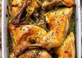 Pollo al horno jugoso con patatas, cebolla y limón