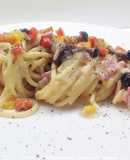 Spaghettoni con fonduta di fontina, funghi, peperoni e prosciutto cotto
