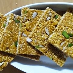A picture of Seasme peanut gud pista chikki..