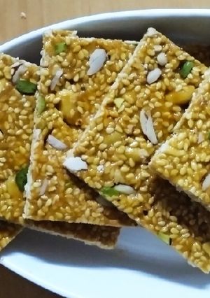 A picture of Seasme peanut gud pista chikki..