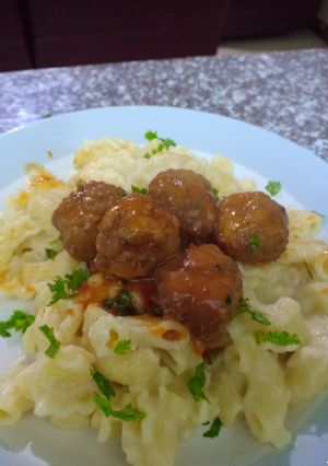 A picture of Pasta in white sauce.