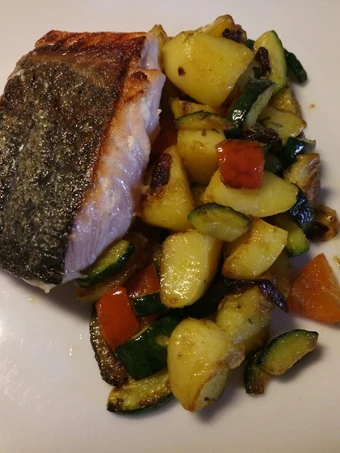 Recipe Pan fried salmon with sautéed veg which Delicious