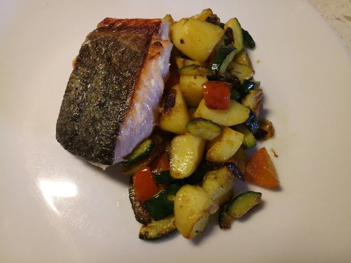 Recipe Pan fried salmon with sautéed veg which Delicious