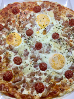 Una foto de Pizza con huevo 🍳🍕