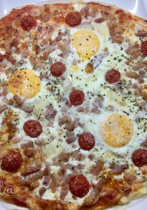 Una foto de Pizza con huevo 🍳🍕