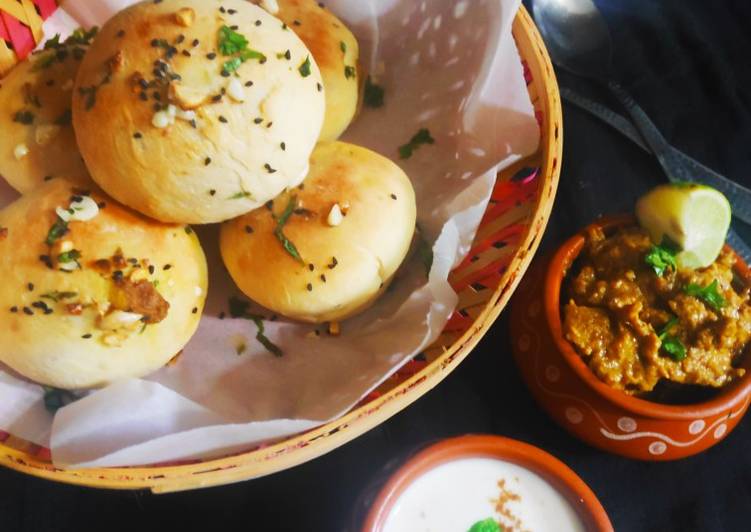 Awadhi Murg Stuffed Garlic Naan buns with Bhurani Raita