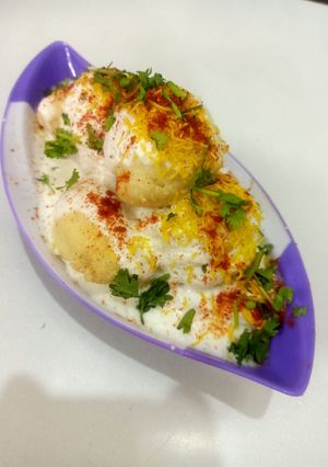 A picture of Dahi Bhalla(Dahi vada).
