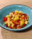 Gnocchi con sepia y pimiento rojo