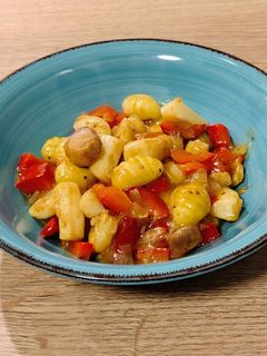 Una foto de Gnocchi con sepia y pimiento rojo