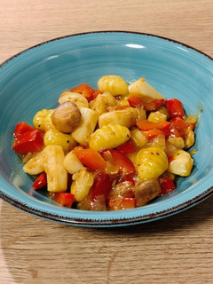 Una foto de Gnocchi con sepia y pimiento rojo