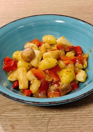 Una foto de Gnocchi con sepia y pimiento rojo