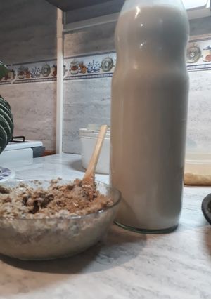 Una foto de Leche vegetal de girasol y queso untable vegano