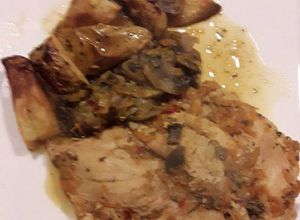 Una foto de Pollo con salsa de hongos a la cerveza con papas al horno