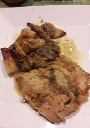 Una foto de Pollo con salsa de hongos a la cerveza con papas al horno