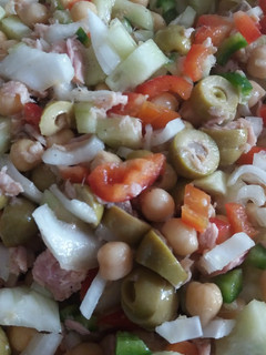 Una foto de Ensalada de garbanzos🥗