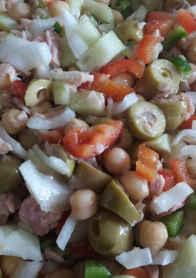 Una foto de Ensalada de garbanzos🥗