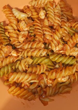 O poză a rețetei Paste tricolore cu piept de pui și legume în sos de roșii 🍝.