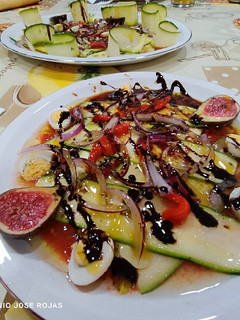 Una foto de Ensalada de calabacín con crujiente de cebolla