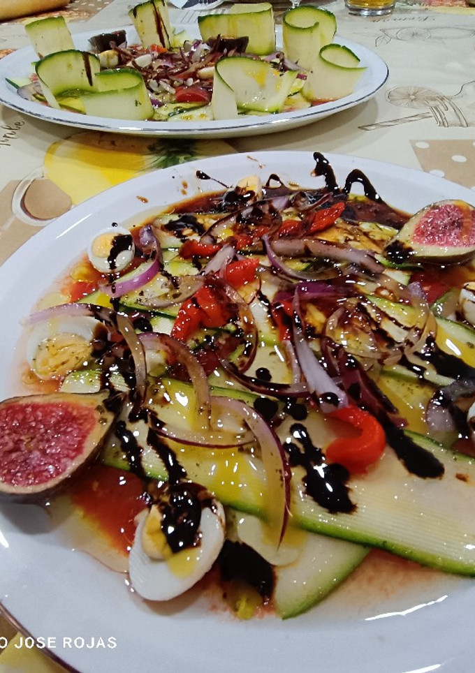 Una foto de Ensalada de calabacín con crujiente de cebolla