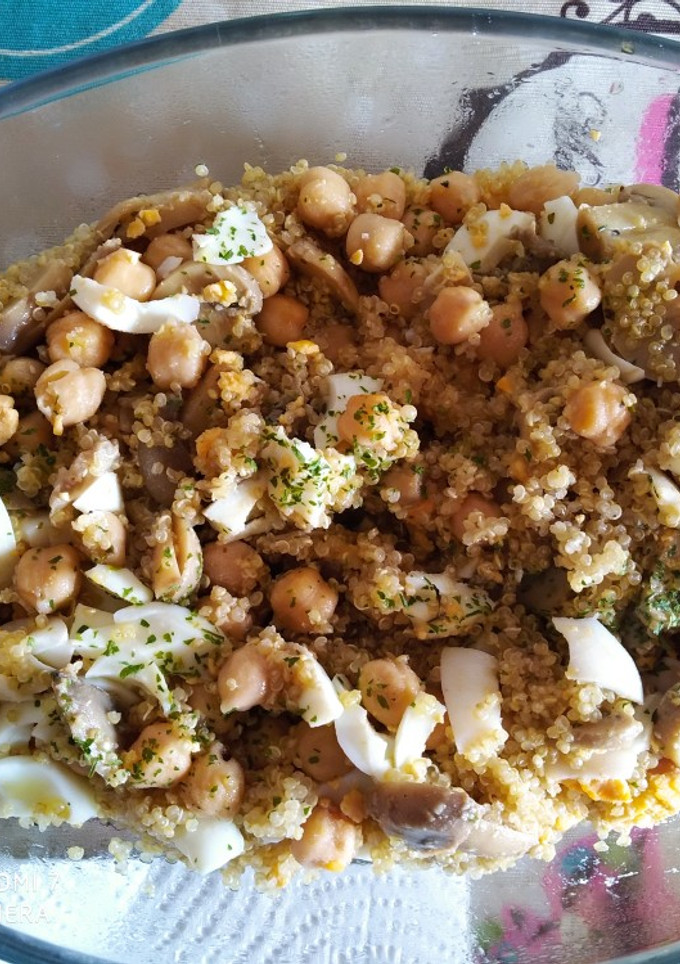 Una foto de Quinoa con garbanzos y verduras al comino😋