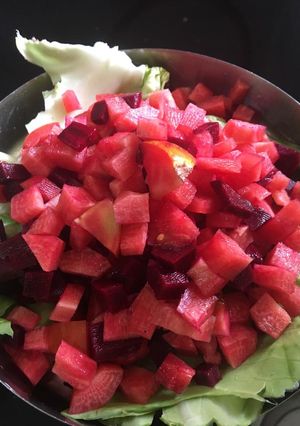 ગાજર બીટ ટામેટાં નું સલાડ (Gajar Beetroot Tomato Salad Recipe In Gujarati) રેસીપી મુખ્ય ફોટો