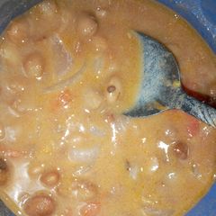 A picture of Coconut beans with chapatis.