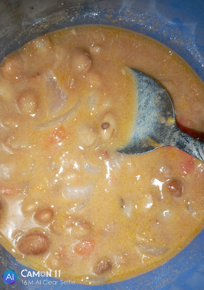 A picture of Coconut beans with chapatis.