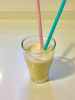 Una foto de Batido de plátano, naranja y galletas