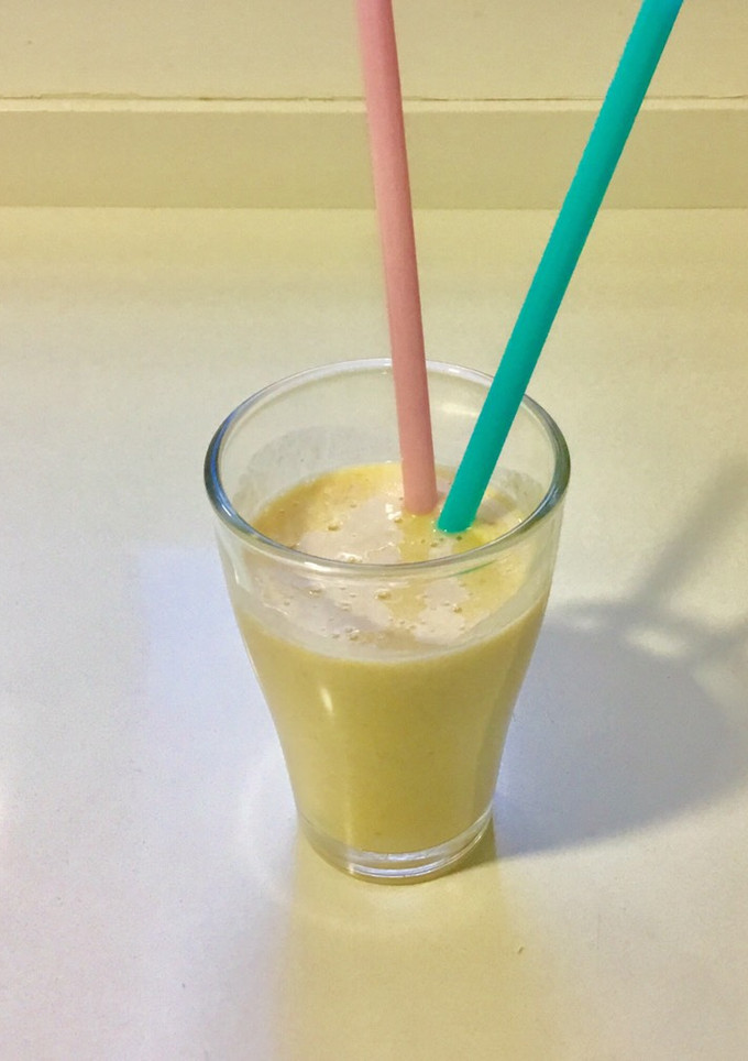 Una foto de Batido de plátano, naranja y galletas