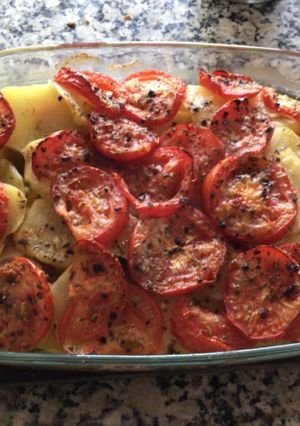 Una foto de Pollo al horno con papas y 🍅 tomates