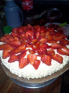 Una foto de Pastel blanco con fresas :-)