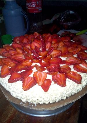 Una foto de Pastel blanco con fresas :-)