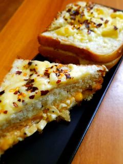 मैल्टेड चीज़ सैंडविच (Melted Cheese Sandwich recipe in hindi) रेसिपी मुख्य फोटो
