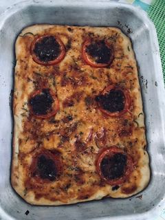 Una foto de Focaccia de tomate y aceitunas