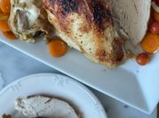 Una foto de pechuga de pollo al horno con romero