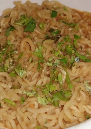 इंस्टेंट मैगी(INSTANT MAGGI RECIPE IN HINDI) रेसिपी मुख्य फोटो