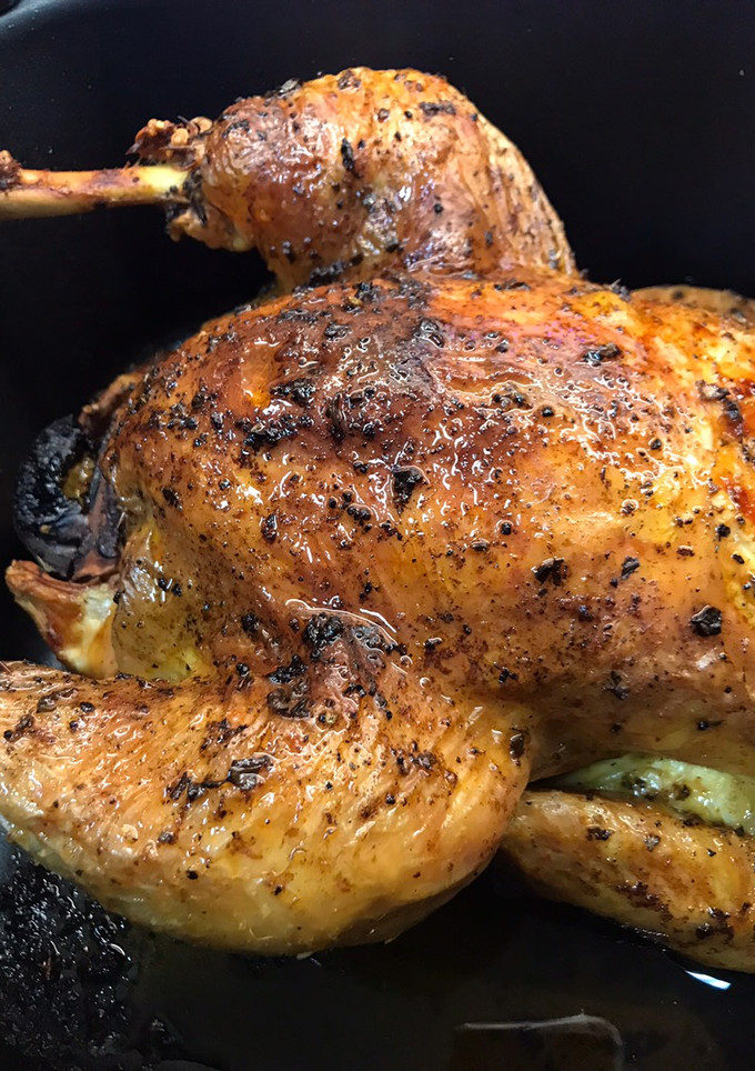 Una foto de Pollo asado entero en Airfryer Cosori