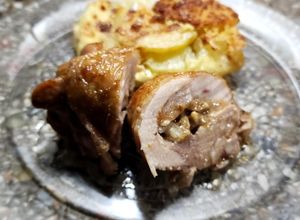 Una foto de Muslitos de pollo deshuesados, rellenos de roquefort y nuez
