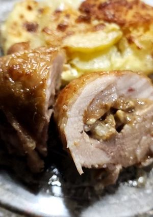 Una foto de Muslitos de pollo deshuesados, rellenos de roquefort y nuez