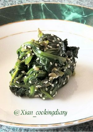 A picture of Sigeumchi Namul 시금치 나물(Korean Spinach Side dish).
