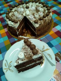 صورة لوصفة كيك أسبونج بالمارشميلو وشوكولاتة مالتيزرز 😋💓