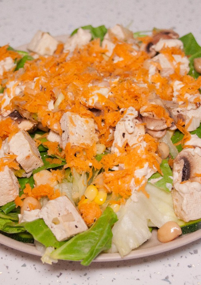 Una foto de Ensalada de tofu y champiñones