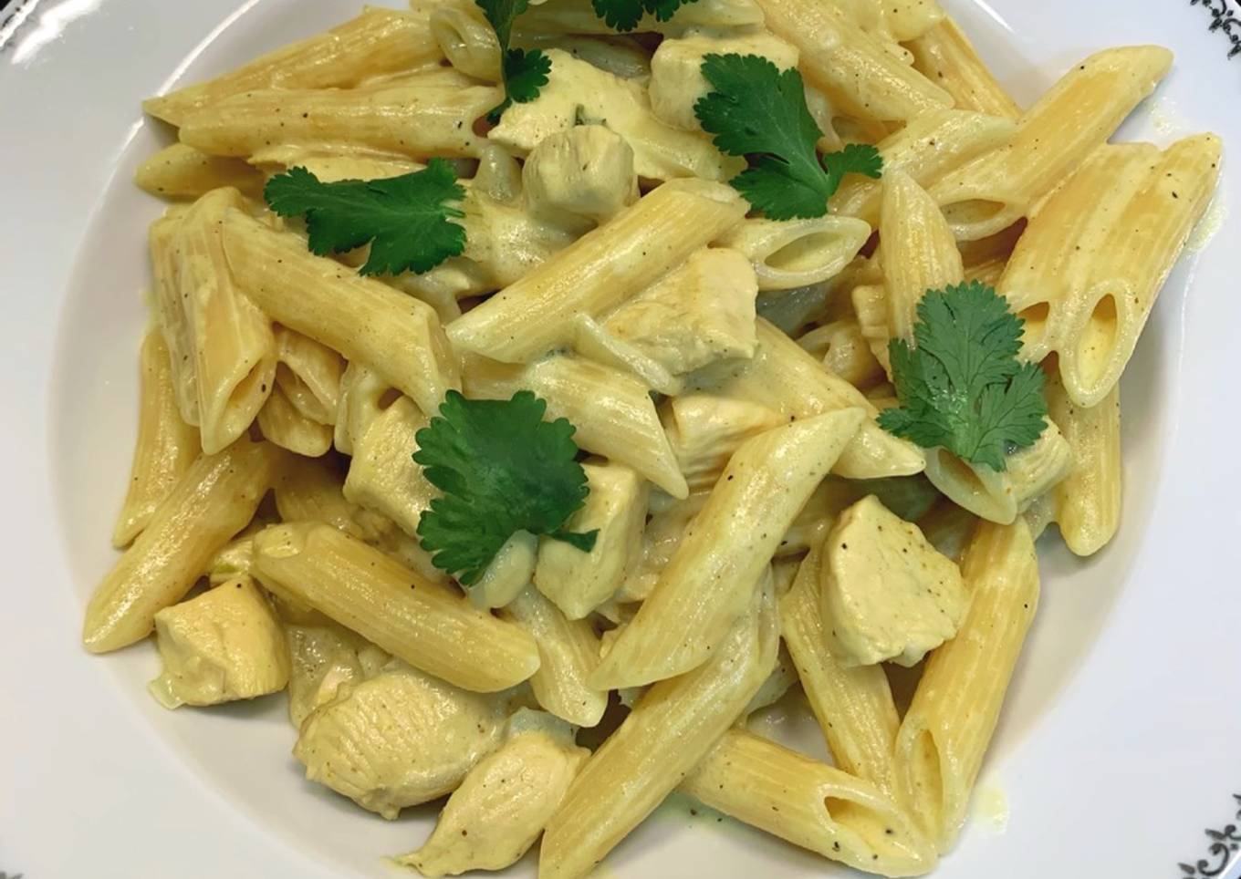 Pennes au poulet curry et crème de coco