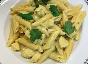 Une photo de Pennes au poulet curry et crème de coco