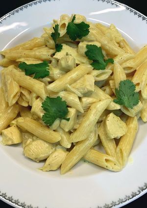Une photo de Pennes au poulet curry et crème de coco